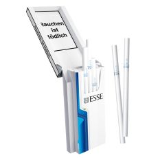 Packung Zigaretten Esse Super Slim Blue. Weiß-blaue offene Shell Packung mit schwarzer Esse Auschrift und Esse Blau Zigaretten.
