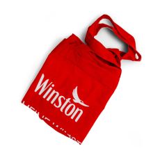 Winston Bag. Rote Stofftragetasche mit weißem Winston Logo.