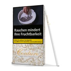 Packung Zigaretten Couture Super Slim Gold. Braun-weiß gemusterte Schachtel mit goldener Couture Auschrift.