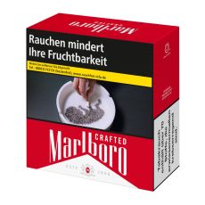 Schachtel Zigaretten Marlboro Crafted Red. Rot-weiße Packung Crafted Aufschrift mit Warnhinweis Aschenbecher.