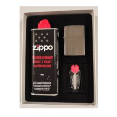 Packung Zippo Set 3-teilig. Schwarze Schachtel mit Zippo Feuerzeug, Feuerstein und Feuerzeugbenzin.