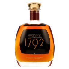 1792 Small Batch Bourbon Whiskey. Flasche mit bronzenfarbendem Inhalt, schwarzem Etikett mit goldener 1792 und small Batch Aufschrift.