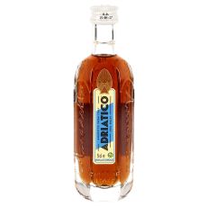 Adriatico Amaretto alkoholfrei 5cl Miniatur. Kleine Flasche mit rostbraunem Inhalt und blau-hellgelben Etikett mit Adriatico und alkoholfrei Aufschrift und goldenem Symbol.