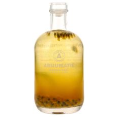 Arhumatic Passiflora Edulis Likör. Klare Flasche mit hellem bernsteinfarbenden Inhalt und Maracujafrucht mit weißer Arhumatic Aufschrift.