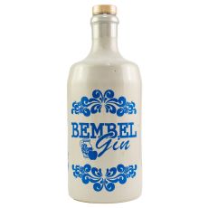 Bembel Gin. Weiße Keramikflasche mit blauer Bembel Gin Aufschrift und blaue Ornamente und Apfelabbildung.