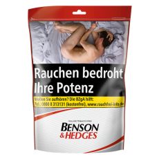 Beutel Benson & Hedges Tabak. Weiß-roter Beutel mit rot-schwarzer Benson & Hedges Aufschrift.