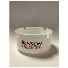 Aschenbecher Benson & Hedges. Weißer Glasaschenbecher mit schwarz-roter Benson & Hedges Aufschrift.