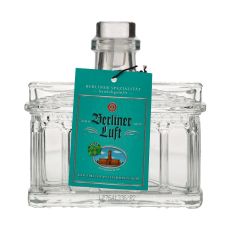 Berliner Luft Pfefferminzlikör Brandenburger Tor. Klare Flasche in Form des Brandenburger Tors mit türkisem Etikett mit schwarzer Berliner Luft Aufschrift.