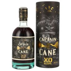Captain Cane Rum-Bais XO Reserve. Flasche mit dunkelbraunem Inhalt und schwarz-goldenem Etikett mit Piratenhaken und weißer Captain Cane Aufschrift und schwarze Tube Verpackung.
