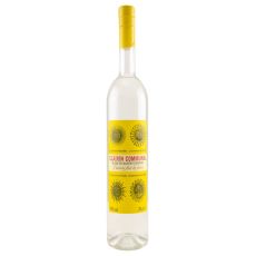 Clairin Communal White Rum. Schlanke durchsichtige Flasche mit weißem Rum, gelben Etikett und roter Clairin Communal Aufschrift und Sonnen.