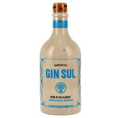 Gin Sul. Weiße Keramikflasche mit blauer Gin Sul Aufschrift und blauer Zitronenbaum Abbildung und schwarze Born in the Algarve Aufschrift.