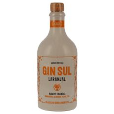 Gin Sul. Weiße Keramikflasche mit oranger Gin Sul Aufschrift und orangen Baum Abbildung und schwarze Laranjal Algarve Oranges Aufschrift.