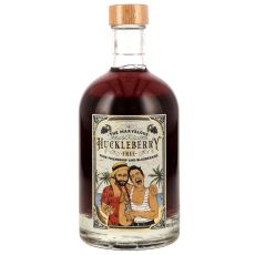 Huckleberry Free alkoholfrei 0,5l. Klare Flasche mit tiefvioletten Inhalt mit schwarz-goldenem Etikett mit schwarzer Huckleberry Free Aufschrift und zwei männlichen Personen.