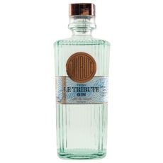 Le Tribute Gin. Klarer Inhalt in hellblau-grün schimmernde Flasche. mit braun-blauem Etikett mit schwarzer Le Tribute Gin Aufschrift.