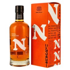Nikka Frontier Blended Whisky. Flasche mit schwarzer Deckel Bandarole und großen weißem N als Aufschrift mit oranger Geschenkverpackung.