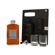 Nikka Whisky from the Barrel. Flasche mit grauem Etikett und schwarzer Nikka Aufschrift mit zwei Gläsern und Ausgießer sowie Geschenkverpackung.