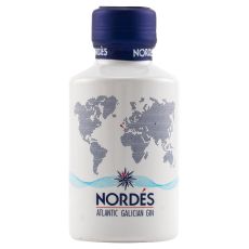 Nordes Atlantic Galician Gin 5cl Miniatur. Kleine weiß-blaue Keramikflasche mit blauer Nordes Gin Aufschrift und Kompass-Abbildung.