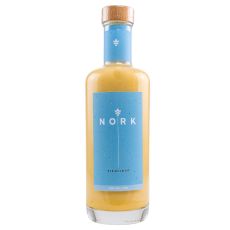 Nork Eierlikör. Klare Flasche mit gelb-cremigem Inhalt und hellblauem Etikett mit weißer Nork Aufschrift.