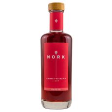 Nork Himbeer-Rosmarin Likör. Klare Flasche mit rotem Inhalt und rotem Etikett mit weißer Nork Aufschrift.