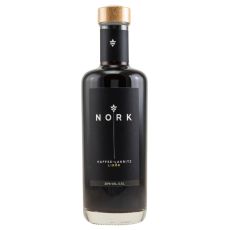 Nork Kaffee-Lakritz Likör. Klare Flasche mit schwarzem Inhalt und schwarzem Etikett mit weißer Nork Aufschrift.
