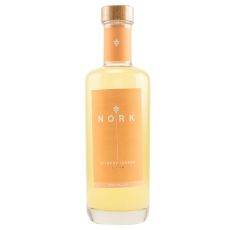 Nork Zitrone-Ingwer Likör. Klare Flasche mit hellgelbem Inhalt und orangen Etikett mit weißer Nork Aufschrift.