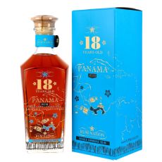 Rum Nation Panama 18 Jahre. Flasche mit goldbraunem Inhalt und goldener 18 Years Old Panama Aufschrift mit hellblauer Geschenkverpackung.