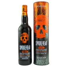 Smokehead Rum Cask Rebel Whisky. Schwarze Flasche mit orangem Totenkopf und weißer Smokehead Aufschrift und Geschenkkarton.