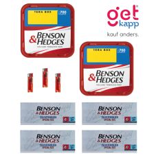 Sparset Benson & Hedges Tabak Red Tera Box. Zwei rot-weiße Eimer mit Benson & Hedges Logo, Hülsen und Feuerzeuge.