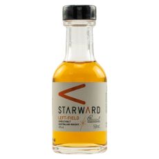 Starward Left-Field Single Malt Whisky. Kleine Flasche mit goldschimmernden Inhalt und weißen Etikett mit Starward und Left-Field Aufschrift.