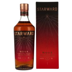 Starward Nova Single Malt Whisky. Flasche mit rot-goldenem Etikett und goldener Starward Aufschrift mit rot-schwarzer Geschenkverpackung.