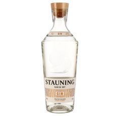 Stauning Danish Dry Gin. Klare Flasche mit weiß-goldenem Etikett mit schwarzer Stauning Danish Drey Aufschrift.