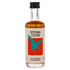 Stork Club Full Proof Rye Whiskey. Kleine Flasche mit bernsteinfarbenden Inhalt mit rot-weißem Etikett mit türkisem Storch.