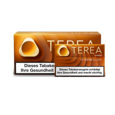 Stange Tabaksticks IQOS Terea Amber. Große okerfarbende Packung mit Tabaksticks im Vordergrund. 