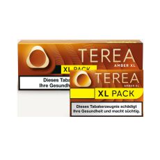 Stange Tabaksticks IQOS Terea Amber. Große okerfarbende Packung mit gelben XL Pack Bottom und einzelner Packung im Vordergrund. 