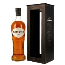 Tamdhu 12 Jahre Speyside Single Malt Whisky. Flasche mit bernsteinfarbenden Inhalt und weiß-goldenem Etikett mit schwarze Tamdhu Aufschrift und brauner Geschenkverpackung.