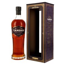 Tamdhu 18 Jahre Single Malt Whisky. Flasche mit bernsteinfarbenden Inhalt und braun-goldenem Etikett mit weißer Tamdhu Aufschrift und braun-lila-goldener Geschenkverpackung.