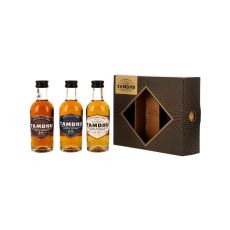 Tamdhu Whisky Collection 12yo,15yo,18yo Tasting Set. Drei kleine Flaschen mit bernsteinfarbendem Inhalt und braun-goldener Geschenkverpackung.