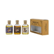 Terence Hill The Hero Tasting Set. Drei kleine Flaschen mit bernsteinfarbendem Inhalt und braune Geschenkverpackung.