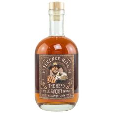 Terence Hill The Hero Voll auf die Nuss Likör. Klare Flasche mit bernsteinfarbendem Inhalt und braun-goldendem Etikett mit weißer Terence Hill The Hero Aufschrift.