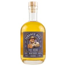 Terence Hill The Hero Rauchig Whisky. Klare Flasche mit bernsteinfarbendem Inhalt und blau-goldendem Etikett mit weißer Terence Hill The Hero Aufschrift.