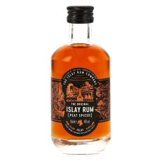 The Islay Rum Company Peat Spiced Rum. Kleine Flasche mit gold-braunem Inhalt und schwarz-goldenem Etikett mit weißer Islay Rum Aufschrift.