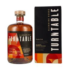 Turntable Paradise Funk Blended Scotch Whisky. Klare Flasche mit bernsteinfarbendem Inhalt. Rot-orange-schwarzes Etikett mit weißer Turntable Aufschrift und Geschenkverpackung.