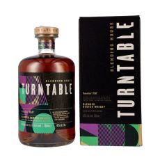 Turntable Smokin Riff Blended Scotch Whisky. Klare Flasche mit bernsteinfarbendem Inhalt. Lila-grün-gold-schwarzes Etikett mit weißer Turntable Aufschrift und Geschenkverpackung.