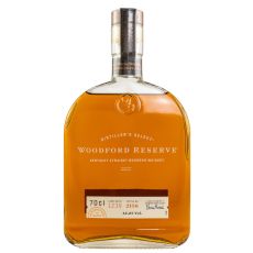 Woodford Reserve Distillers Selection Whiskey. Flasche mit golden-farbenden Inhalt und weißer Woodford Reserve Aufschrift.