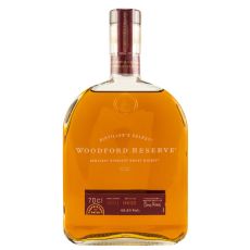 Woodford Reserve Straight Wheat Whiskey. Flasche mit golden-farbenden Inhalt und weißer Woodford Reserve Aufschrift.