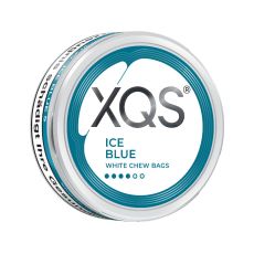 Dose XQS Kautabak Ice Blue White Chew Bags. Weiß-blaue Dose mit schwarze XQS Aufschrift und vier blauen Punkten.