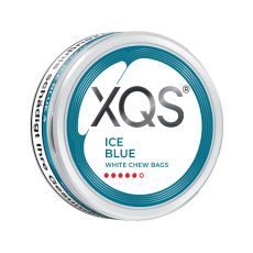 Dose XQS Kautabak Ice Blue White Chew Bags. Weiß-blaue Dose mit schwarze XQS Aufschrift und fünf roten Punkten.