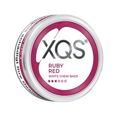 Dose XQS Kautabak Ruby Red White Chew Bags. Weiß-rote Dose mit schwarze XQS Aufschrift und drei roten  Punkten.