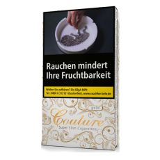 Packung Zigaretten Couture Super Slim Gold. Braun-weiß gemusterte Schachtel mit goldener Couture Auschrift.