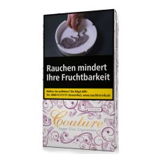 Packung Zigaretten Couture Super Slim Purple. Lila-weiß gemusterte Schachtel mit goldener Couture Auschrift.